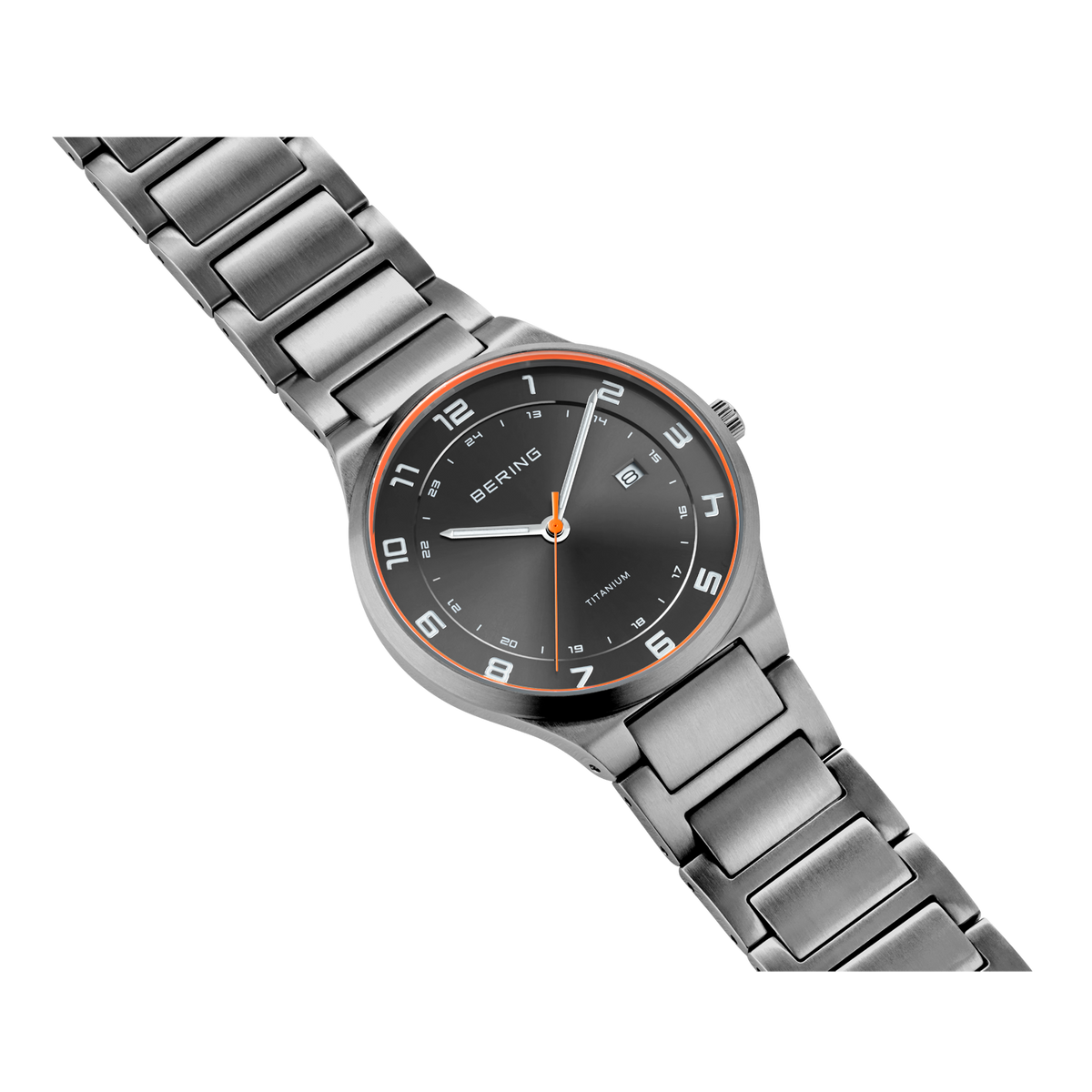 Reloj con caja gris, bisel oro rosa, esfera negra con marcadores de horas y pulsera de metal gris, vista en ángulo.