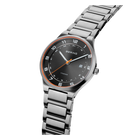 Reloj BERING con esfera redonda, bisel cobrizo y pulsera de eslabones acero, vista angular.