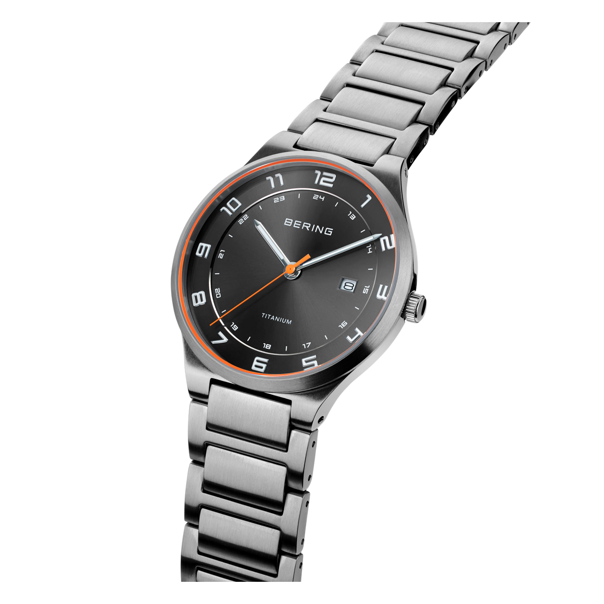 Reloj BERING con esfera redonda, bisel cobrizo y pulsera de eslabones acero, vista angular.