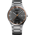 Reloj de pulsera BERING con pulsera de titanio, esfera gris oscuro, acentos naranjas en bisel y marcadores blancos
