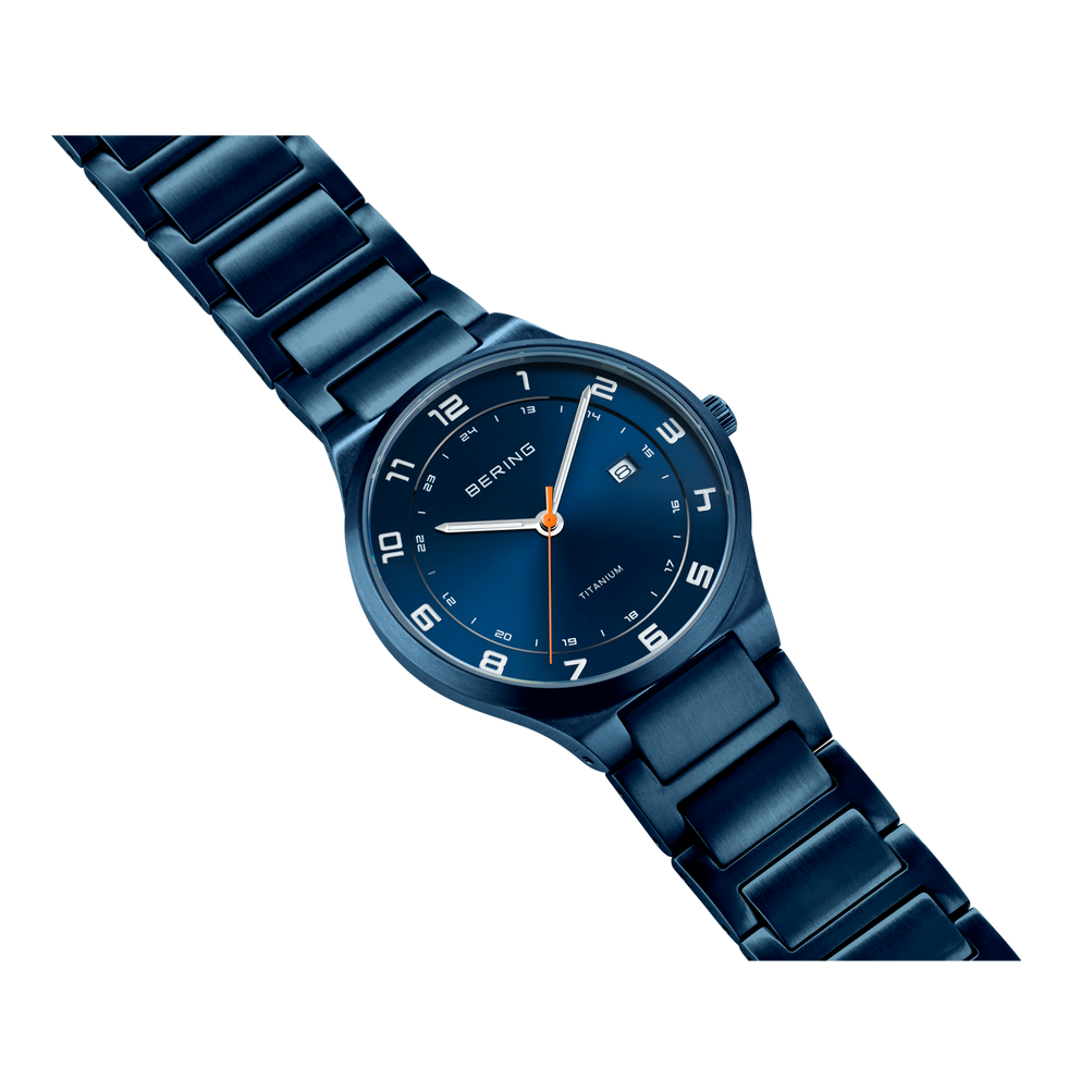 Blauw stalen horloge 15139-797 met donker wijzerplaat en blauw metalen band, gefotografeerd schuin van boven