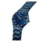 Donkerblauwe BERING polshorloge met metalen armband, witte wijzerplaat markers en cijfers, onder hoek gefotografeerd.
