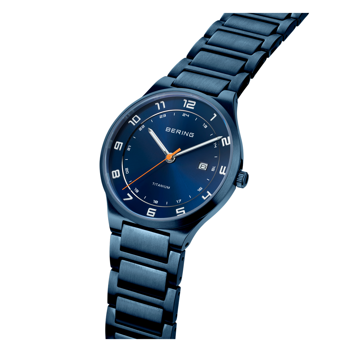 Donkerblauwe BERING polshorloge met metalen armband, witte wijzerplaat markers en cijfers, onder hoek gefotografeerd.