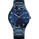 Donkerblauw BERING titaniumhorloge met rond wijzerplaat, witte indexen, oranje wijzers en metalen armband.