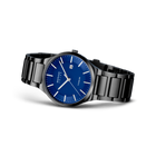 Armbanduhr aus Graumetall mit dunkelblauen Zifferblatt, weißen Indizes und Metallband