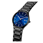 BERING Uhr mit blauem Zifferblatt, weißen Indizes und Zeigern, schwarzes Metallarmband, Schräganicht