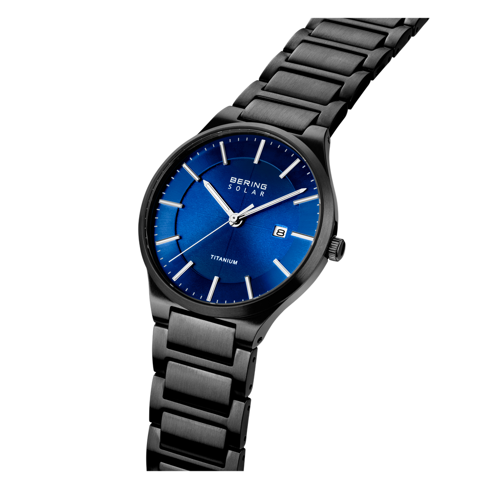 BERING Uhr mit blauem Zifferblatt, weißen Indizes und Zeigern, schwarzes Metallarmband, Schräganicht