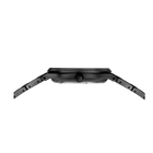 Schwarze quadratische Armbanduhr in Seitenansicht mit gebürsteter Oberfläche