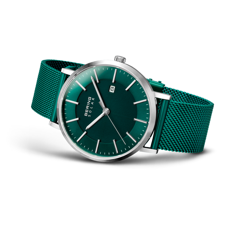 Horloge met donkergroen wijzerblaat, stalen kast, Arabische cijfers, datumvenster en groen mesh bandje.