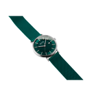 BERING horloge met donkergroene wijzerplaat en bijpassend stoffen bandje, gefotografeerd van opzij