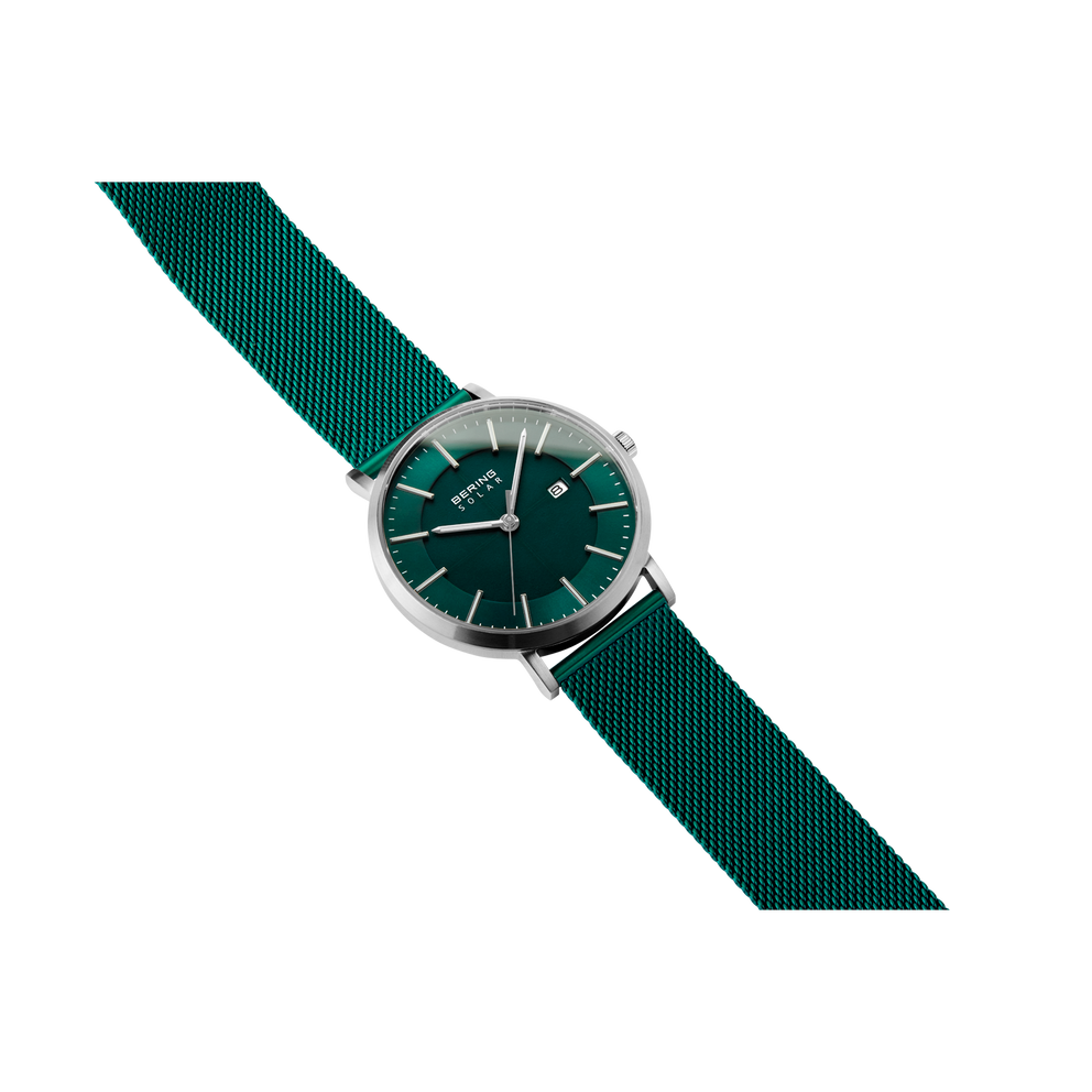 BERING horloge met donkergroene wijzerplaat en bijpassend stoffen bandje, gefotografeerd van opzij
