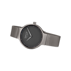 Minimalistische Uhr mit grauem Zifferblatt, einfachen Stundenmarkern und Mesh-Metallarmband, Frontalansicht.