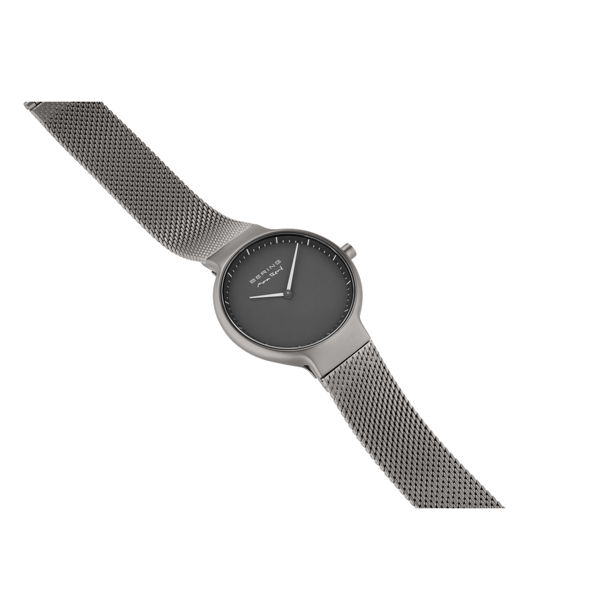 BERING Armbanduhr mit rundem Zifferblatt und Mesh-Metallband, in Schrägansicht mit Gehäuse und Armband sichtbar.