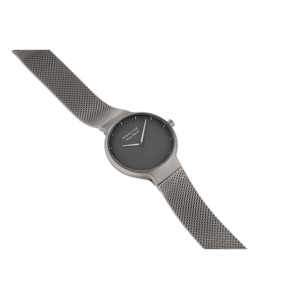 BERING Armbanduhr mit rundem Zifferblatt und Mesh-Metallband, in Schrägansicht mit Gehäuse und Armband sichtbar.