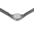 Uhrengehäuse von hinten mit ovalem Zifferblatt und Mesh-Metallarmband beidseitig
