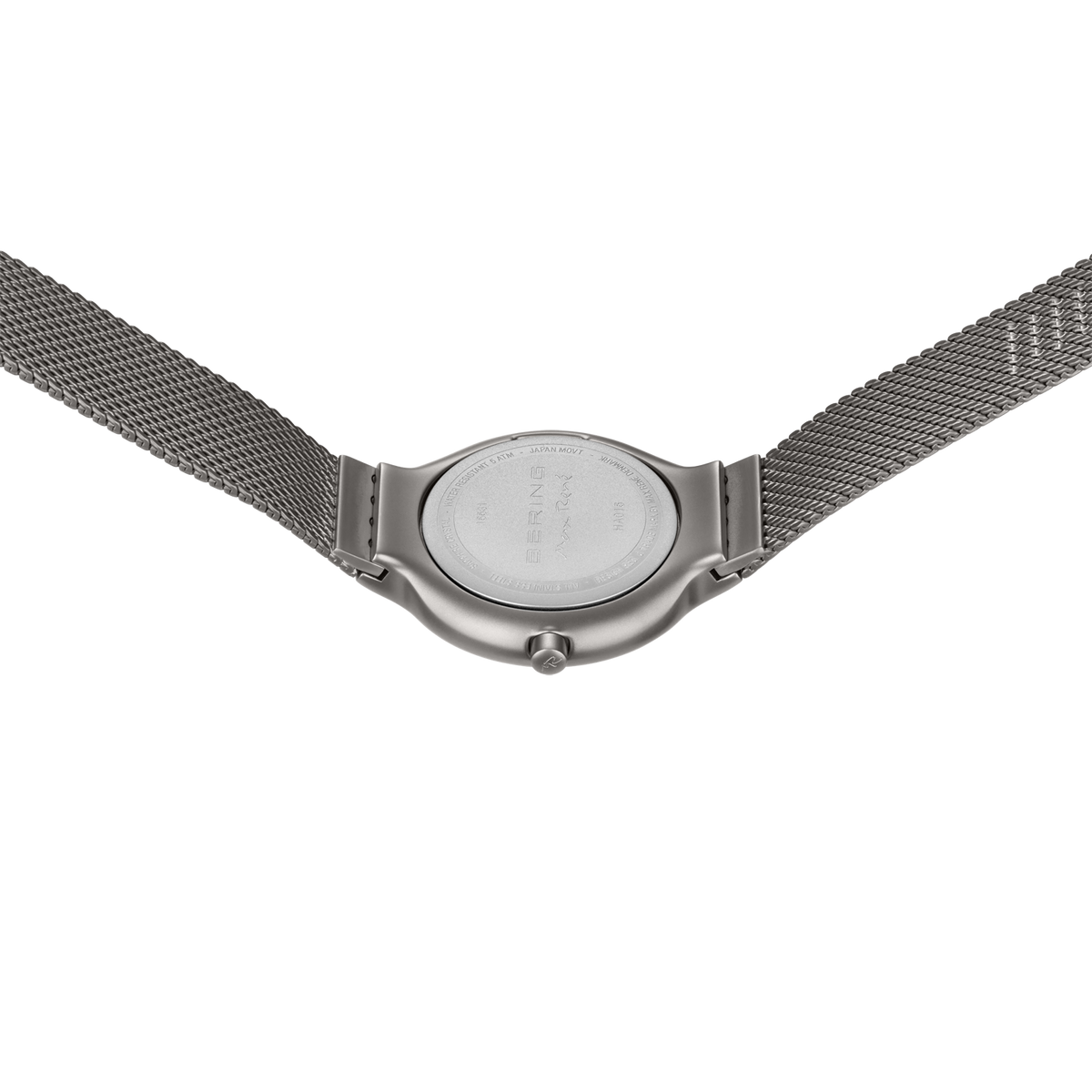 Uhrengehäuse von hinten mit ovalem Zifferblatt und Mesh-Metallarmband beidseitig