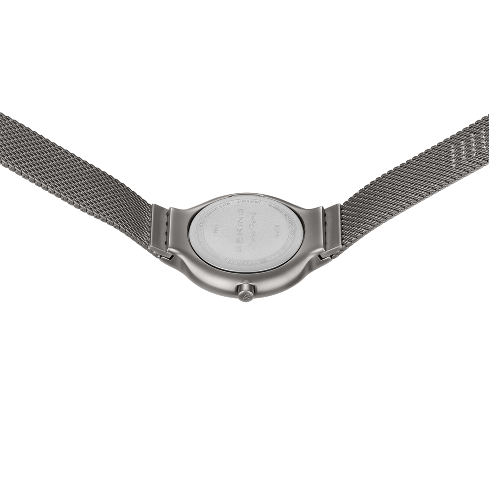 Uhrengehäuse von hinten mit ovalem Zifferblatt und Mesh-Metallarmband beidseitig