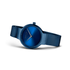 Blauw polshorloge met meshband, schuine hoek toont wijzerplaat en band.