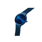 BERING horloge in schuine hoek: marineblauw wijzerplaat met witte wijzers en mesh-band.