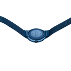Achterkant van het horloge met donkerblauwe mesh band en gravering