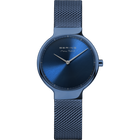 Horloge met donkerblauwe wijzerplaat en blauw mesh-metalen band, minimalistisch design