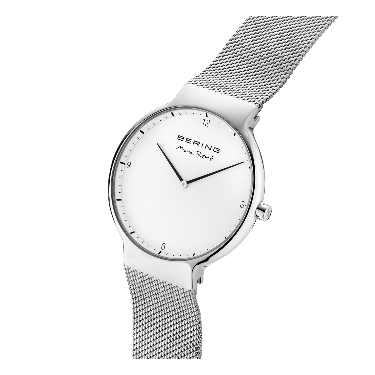 BERING Solar-ur med hvidt urskive og sølvfarvet mesh-armbånd, fotograferet i diagonal vinkel.