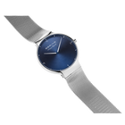 Orologio BERING ad angolo inclinato, mostra cassa tonda e costruzione cinturino mesh.