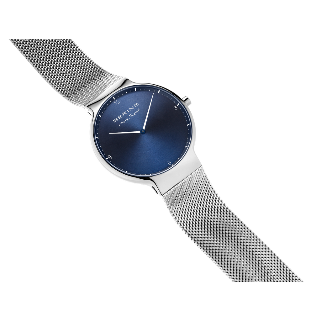 Orologio BERING ad angolo inclinato, mostra cassa tonda e costruzione cinturino mesh.