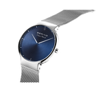 Orologio BERING in vista angolata che enfatizza il cinturino mesh e il profilo della cassa tonda.