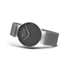 Orologio con quadrante scuro e cinturino mesh argento, vista angolata della cassa e cinturino