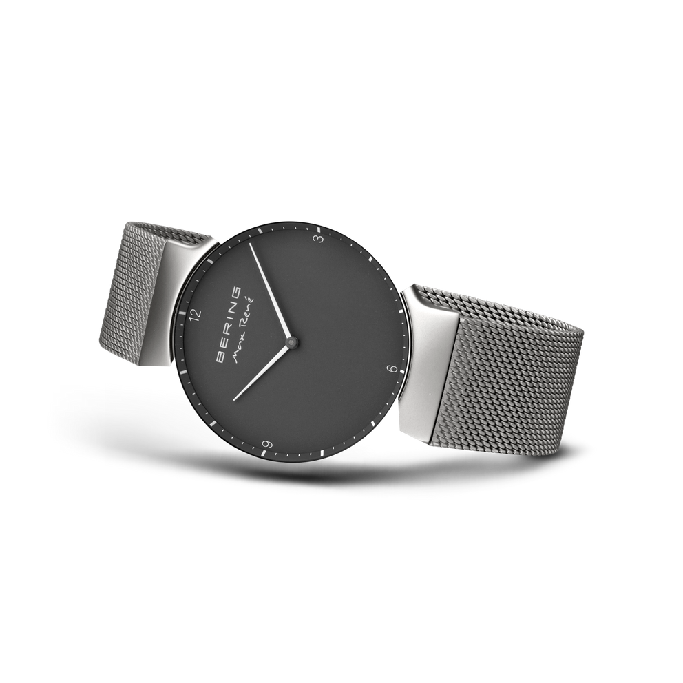 Orologio con quadrante scuro e cinturino mesh argento, vista angolata della cassa e cinturino