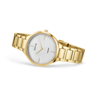 Orologio BERING color oro con cinturino a maglia metallica e quadrante bianco, visto in prospettiva tre-quarti.