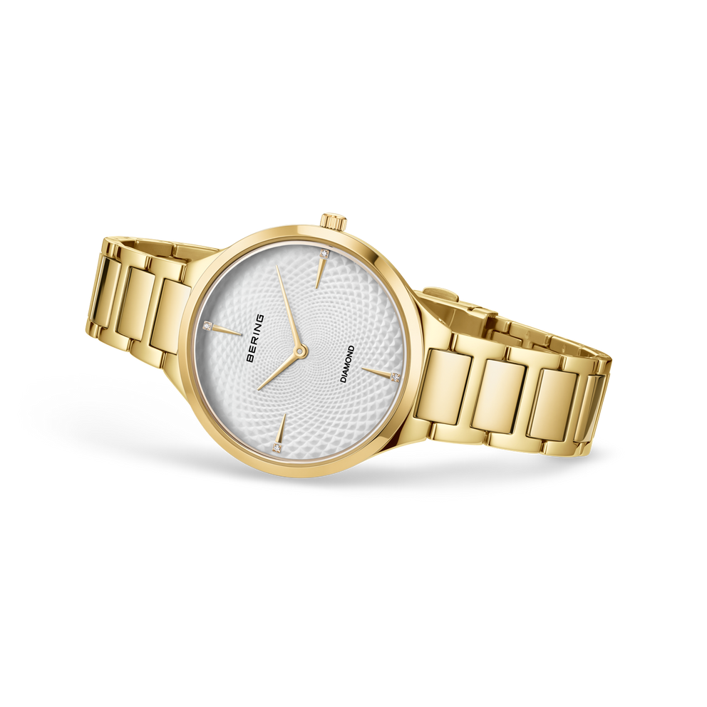 Orologio BERING color oro con cinturino a maglia metallica e quadrante bianco, visto in prospettiva tre-quarti.