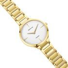 Orologio da polso dorato con braccialetto a maglie metalliche e quadrante bianco, vista angolare