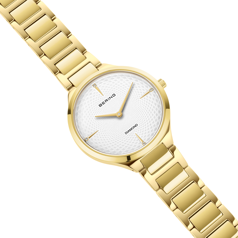 Orologio da polso dorato con braccialetto a maglie metalliche e quadrante bianco, vista angolare