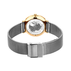 Achterkant horlogekast met globedesign, zilveren mesh band en stalen sluiting, achteraanzicht