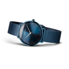 BERING-ur med mørkebløt dial og mesh-armbånd, vist i trekvarts-visning