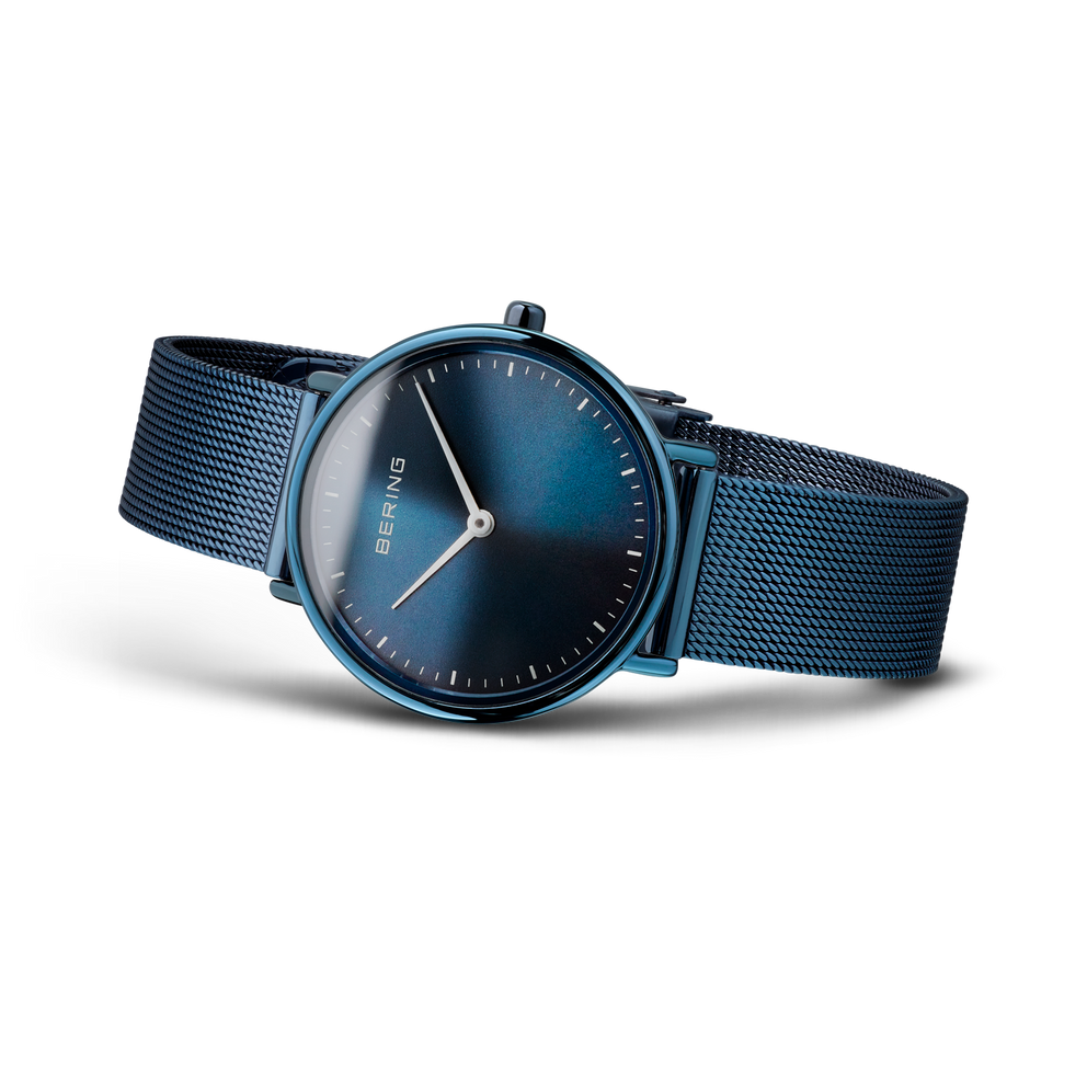 BERING-ur med mørkebløt dial og mesh-armbånd, vist i trekvarts-visning