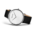 BERING ur med minimalistisk hvidt urskive, sort læderarmbånd og bronzedetaljer, sidevinkel
