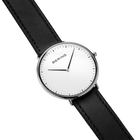 BERING armbåndsur med hvid urskive, sort læderarmbånd og minimalistisk design vist i skrå vinkel