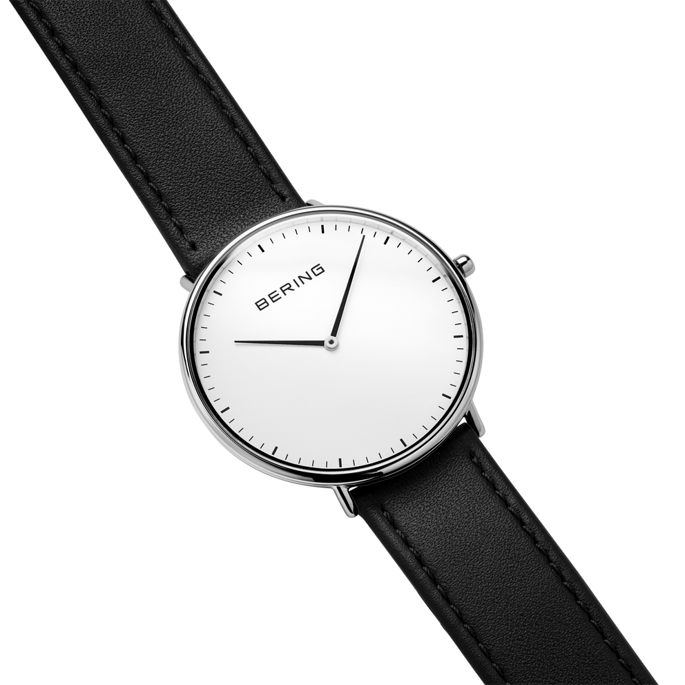 BERING armbåndsur med hvid urskive, sort læderarmbånd og minimalistisk design vist i skrå vinkel