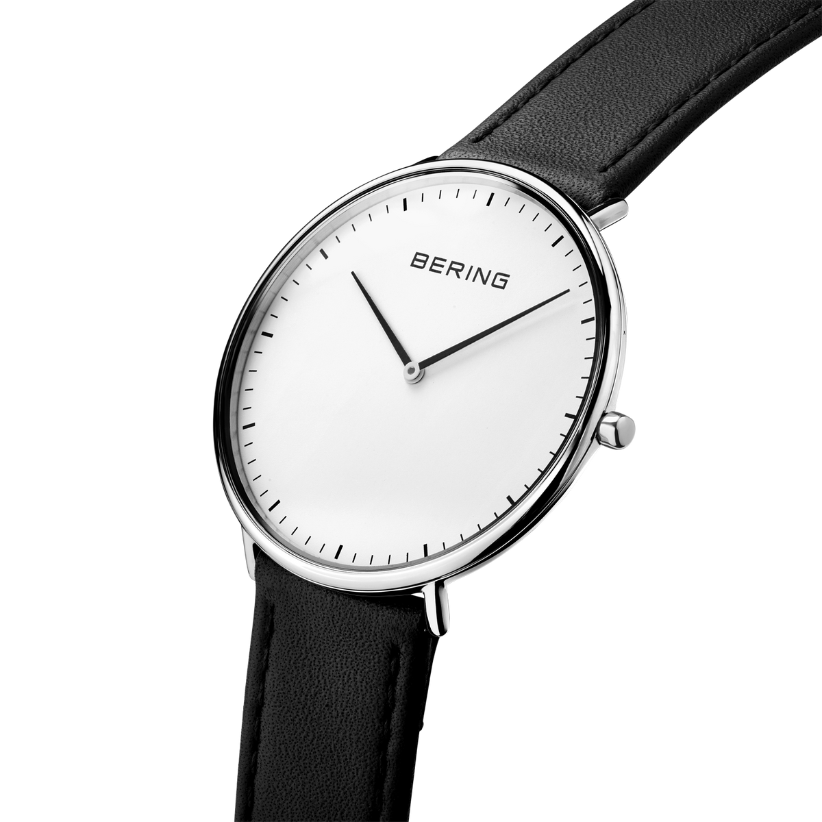 Ur med rundt hvidt urskive, sort læderrem og minimalistiske timemarkører, vist fra tre-kvarts vinkel.
