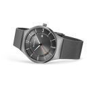 Montre BERING gris anthracite avec cadran foncé et bracelet maille, vue de côté