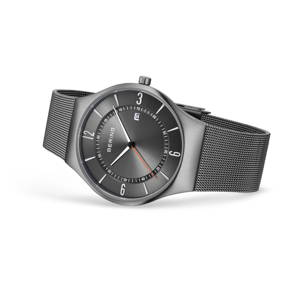 Montre BERING gris anthracite avec cadran foncé et bracelet maille, vue de côté