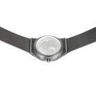 Montre vue de haut avec boîtier argenté, cadran blanc aux index appliqués et bracelet maille grise de chaque côté.