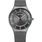 Montre BERING grise avec bracelet maille, cadran noir, marqueurs d'heures blancs, trotteuse rouge et guichet de date.