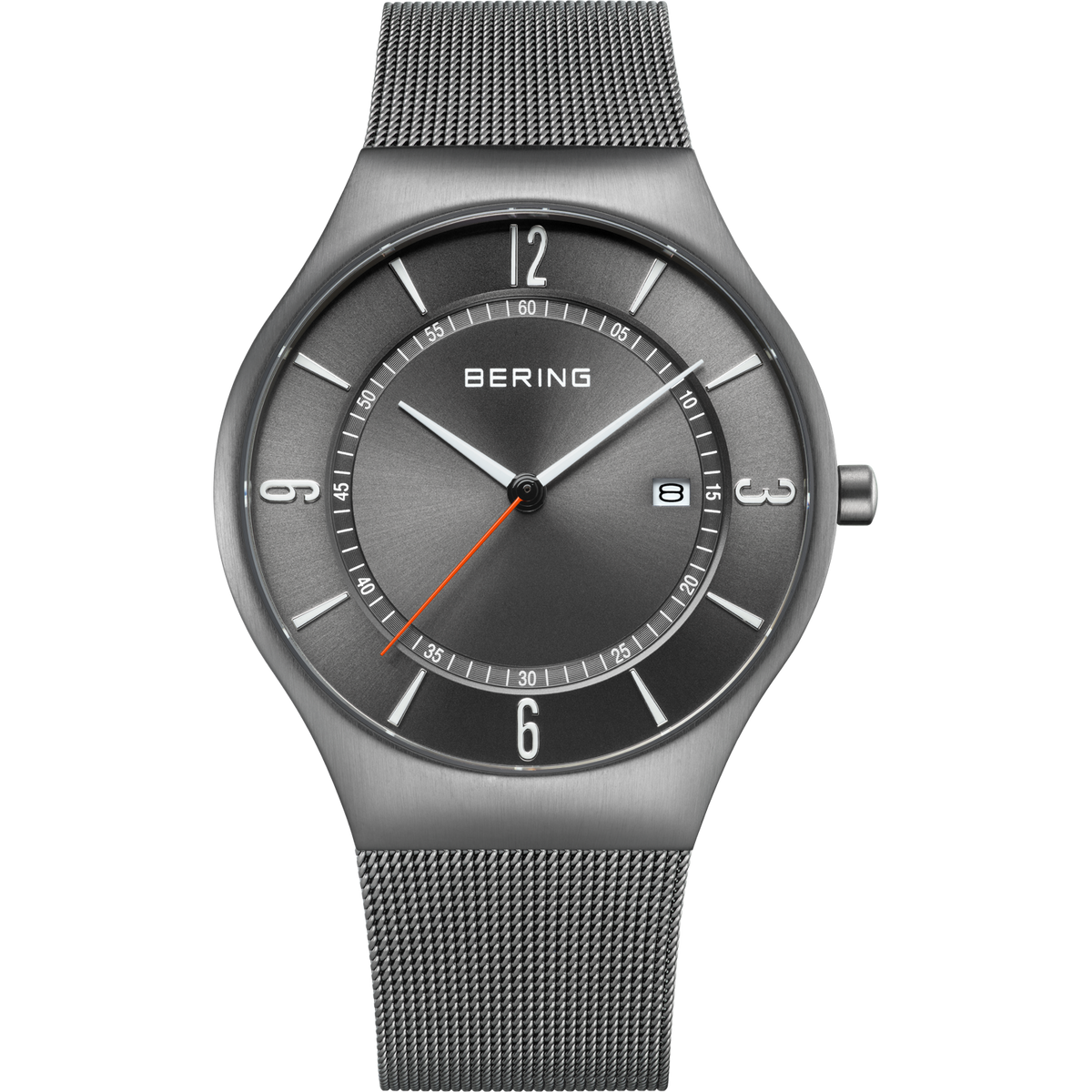 Montre BERING grise avec bracelet maille, cadran noir, marqueurs d'heures blancs, trotteuse rouge et guichet de date.