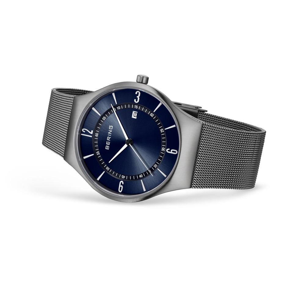 Reloj de pulsera BERING con esfera azul oscuro, caja plateada y correa malla