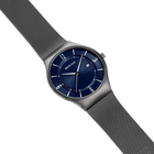 Reloj BERING con esfera azul marino, correa de malla plateada, vista de perfil