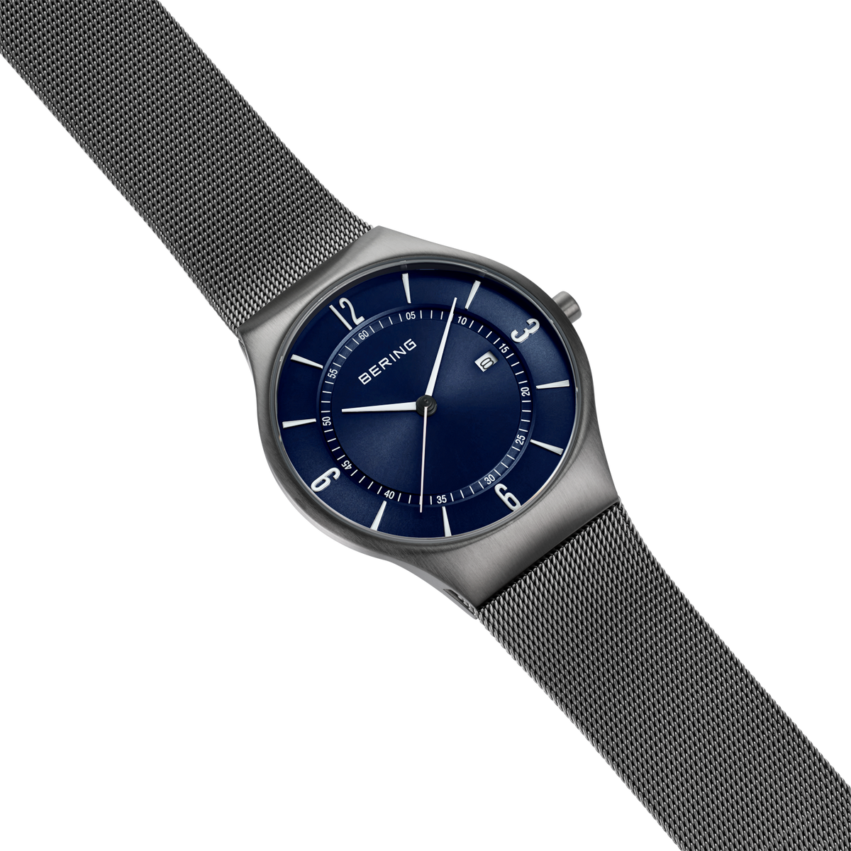 Reloj BERING con esfera azul marino, correa de malla plateada, vista de perfil